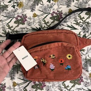 BNWT BAGGU limited edition embroidered floral fanny pack terracotta